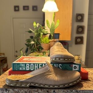 Atlantis (Etsy Maker) Soft Beige Leather Mules 7.5